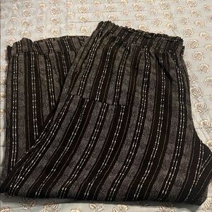 Womens xxl black and white pattern pants